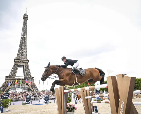 Edouard Schmitz beim Springreiten vor dem Eiffelturm in Paris