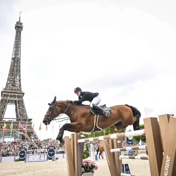 Edouard Schmitz beim Springreiten vor dem Eiffelturm in Paris