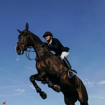 Edouard Schmitz und Pferd mächtig über Wassergraben