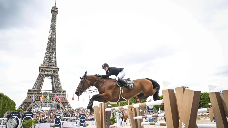 Edouard Schmitz beim Springreiten vor dem Eiffelturm in Paris