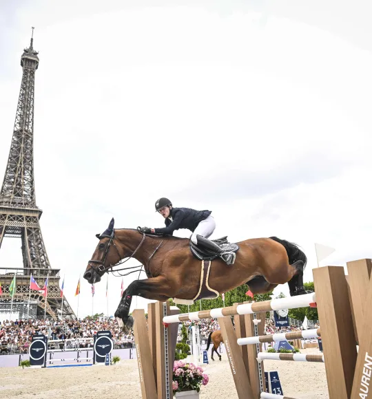 Edouard Schmitz beim Springreiten vor dem Eiffelturm in Paris